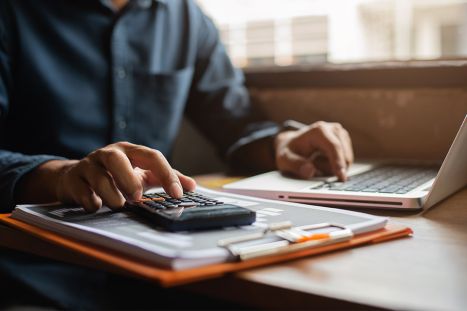 Foto: Geschäftsmann beim Finanzen erledigen